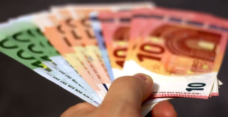 Verhuiskostenvergoeding, close-up hand met briefgeld